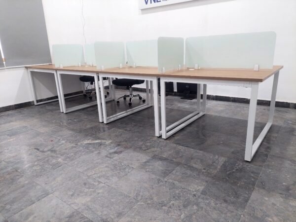 Vách ngăn kính trên mặt bàn