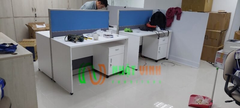 Module bàn làm việc hình chữ nhật có vách ngăn