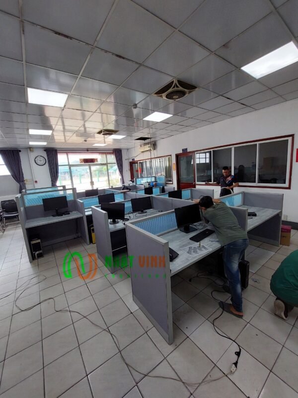 Thiết kế bàn làm việc có vách ngăn yêu cầu đẹp