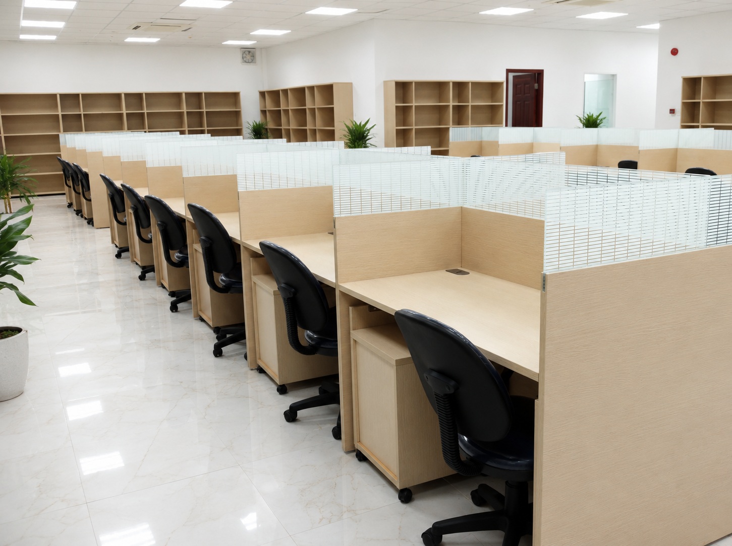 Cụm bàn làm việc có thiết kế gỗ kính